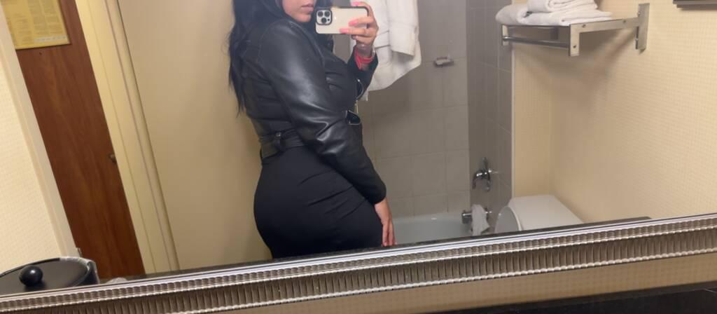 Curvy MilfOffering IN& OUT