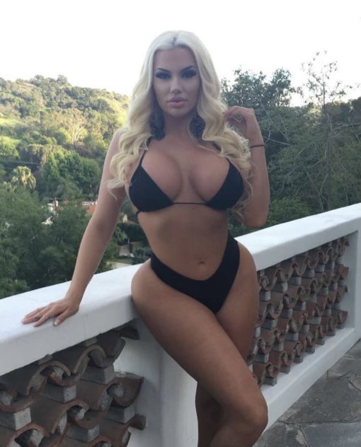  Smoking hot blonde 